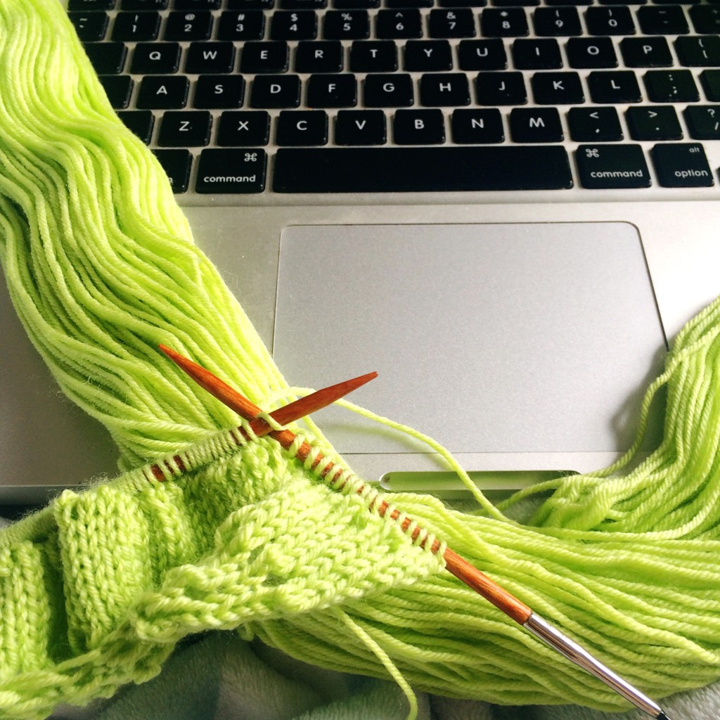 Holly Chayes » The Pros and Cons of Knitting Directly from a Skein of Yarn  (without winding it into a ball first)